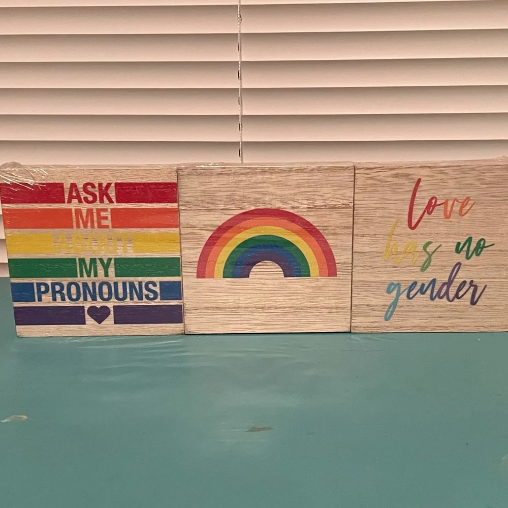 2 PCS 3-count mini sign displays “TAKE PRIDE” “LOVE HAS NO GENDER” logo